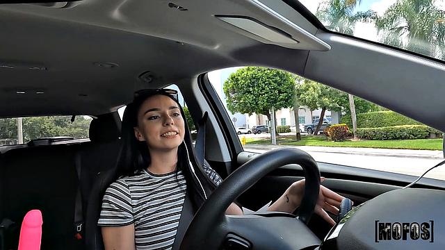 Драйвер трахает Джанну Айви в миссионерке и наезднице в машине с минетом от начала до конца.