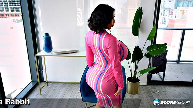 Mariza Rabbit: Tits & Ass Cleavage