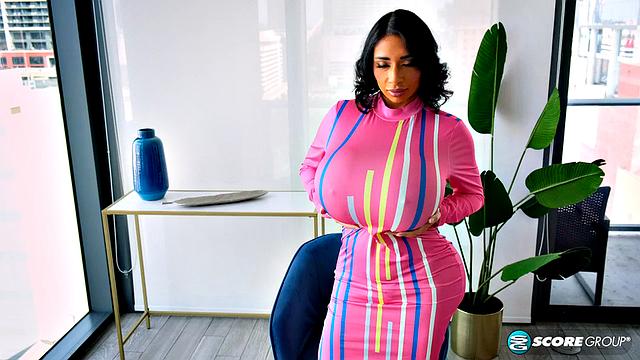 Mariza Rabbit: Tits & Ass Cleavage