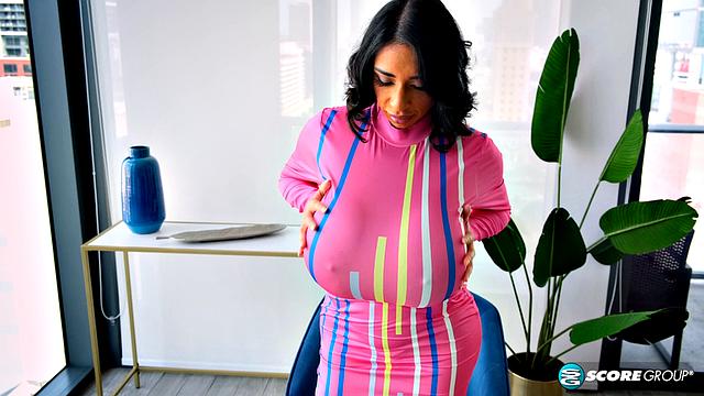 Mariza Rabbit: Tits & Ass Cleavage