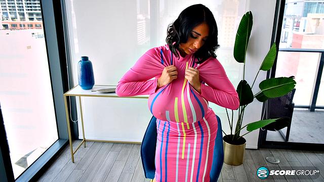 Mariza Rabbit заводит огромной грудью и мощной струей