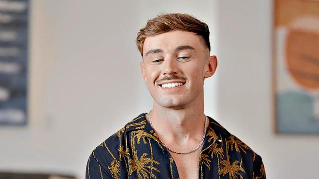 Solo inked jock wanking his cock on his first casting