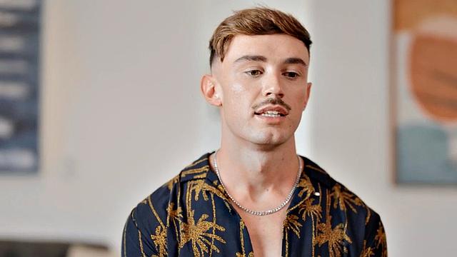 Solo inked jock wanking his cock on his first casting