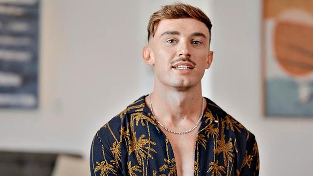 Solo inked jock wanking his cock on his first casting