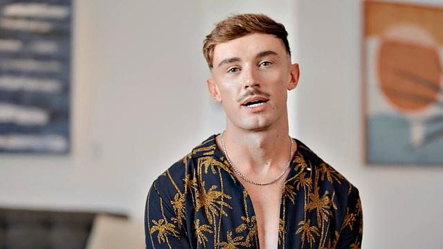 Solo inked jock wanking his cock on his first casting