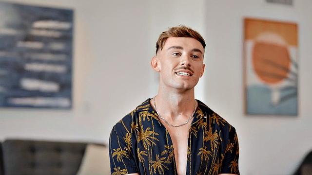 Solo inked jock wanking his cock on his first casting