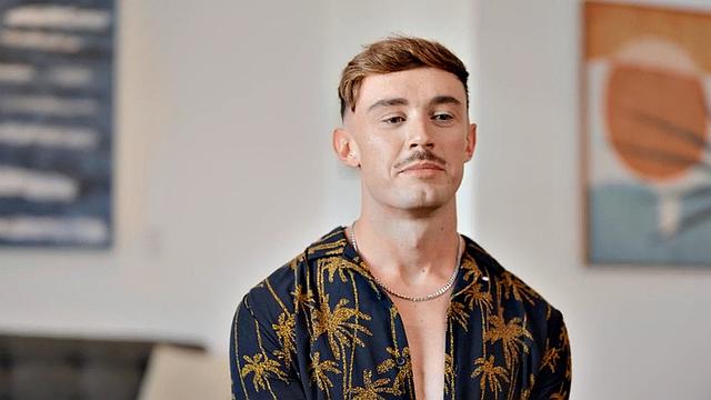 Solo inked jock wanking his cock on his first casting