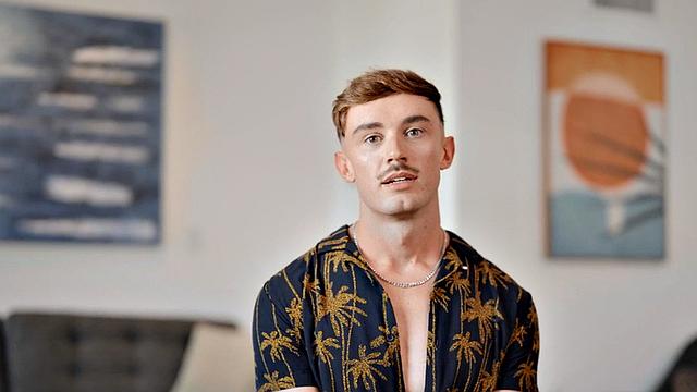 Solo inked jock wanking his cock on his first casting