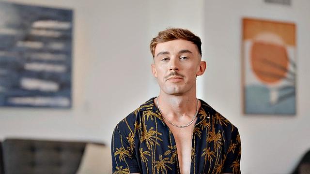 Solo inked jock wanking his cock on his first casting