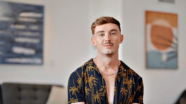 Solo inked jock wanking his cock on his first casting