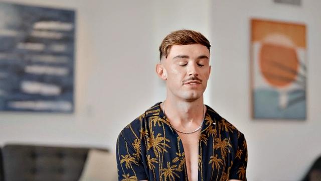 Solo inked jock wanking his cock on his first casting