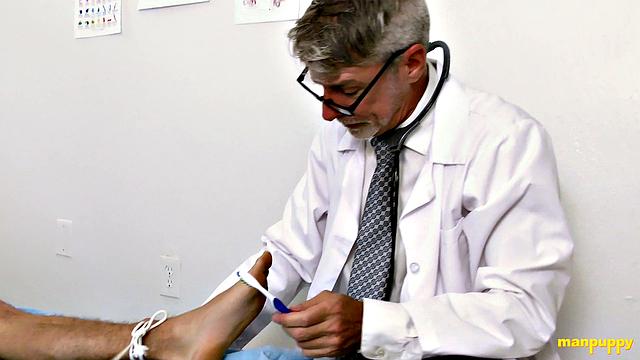 Доктор испытывает твинка щекоткой - Фрэнк Фансайз и Ричард Леннокс