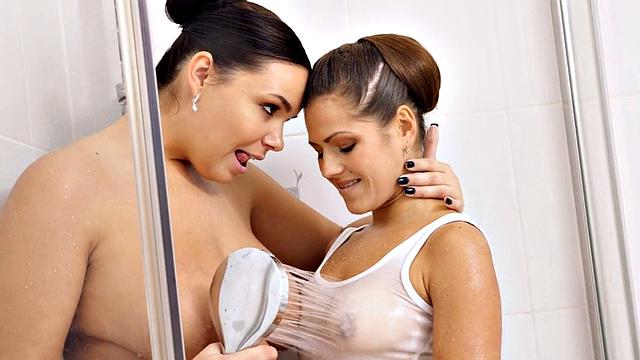 Chubby oiled babe pleases wet pussy on table