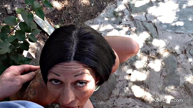 зрелая брюнетка решила заняться сексом на природе, фитнес отдыхает