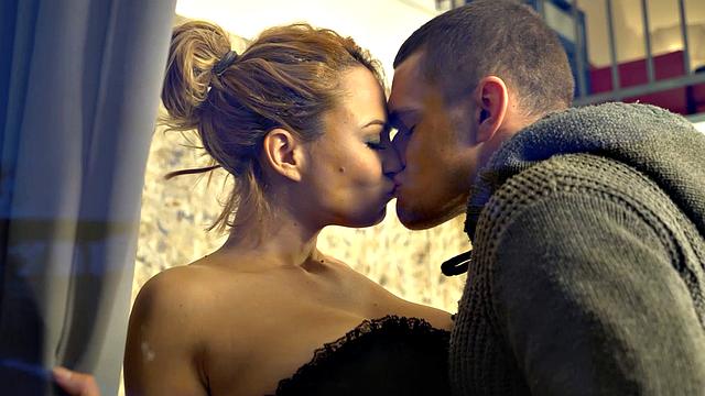 татуированная сисястая шлюха трахается на природе и дома