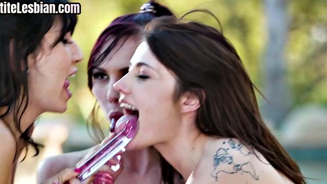 три зрелые лесбиянки в бикини балуются анальной игрушкой на улице