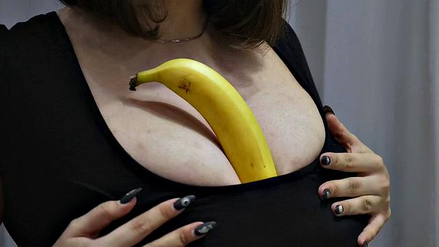 Bonne Shine: Young & Curvaceous