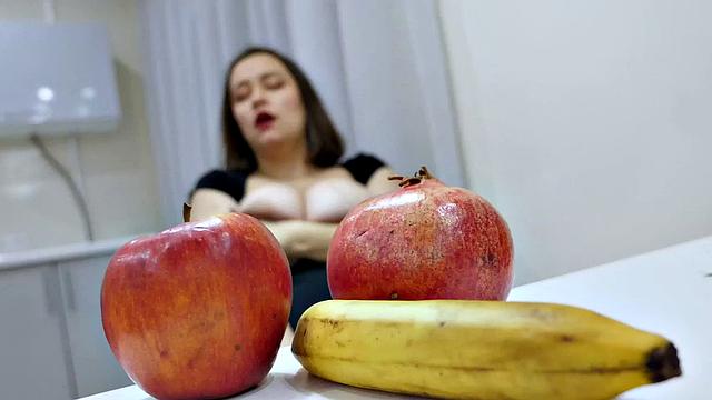 Bonne Shine: Young & Curvaceous