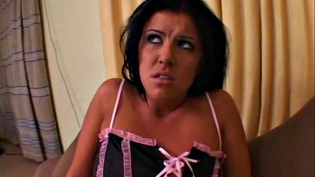 Шлюха в белье жадно сосёт и получает по полной