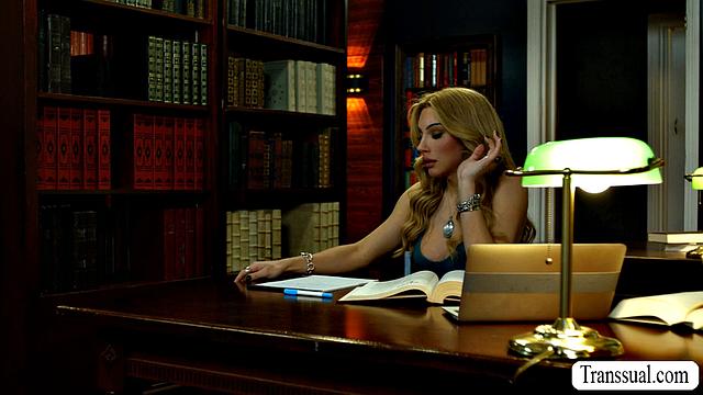 Транс-девушка с роскошной грудью страстно отсасывает и принимает в попку в библиотеке с лысым мужчиной.