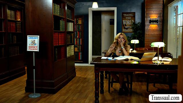 Транс-девушка с роскошной грудью страстно отсасывает и принимает в попку в библиотеке с лысым мужчиной.