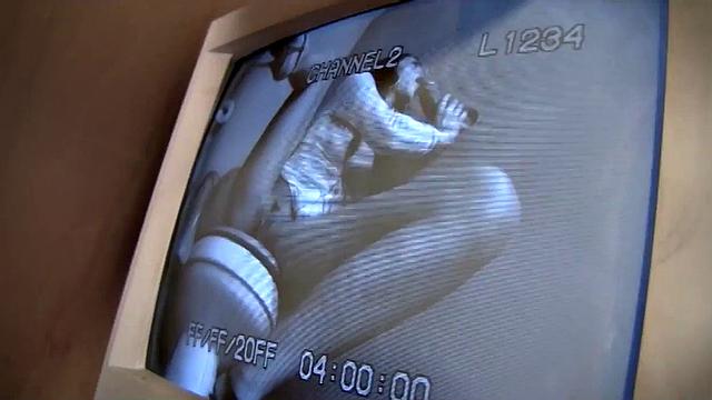 Лайла Шторм сосет и получает в туалете, пока все думают, что она просто курит сигарету возле зеркала.