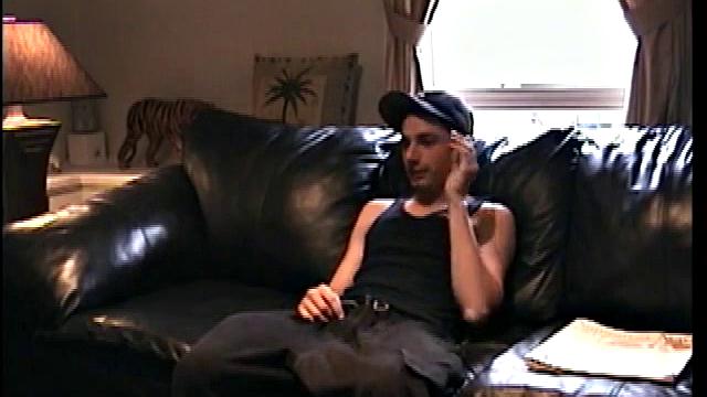 Корри мощно отсасывает на камеру и доводит до мощного финиша