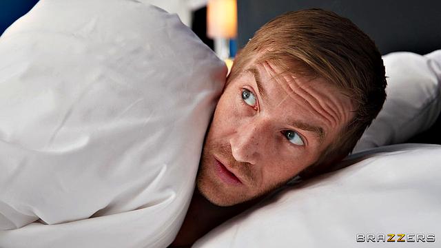 сексуальная босс на каблуках отрывается на ленивом подчинённом в постели