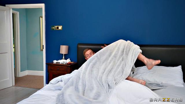 сексуальная босс на каблуках отрывается на ленивом подчинённом в постели