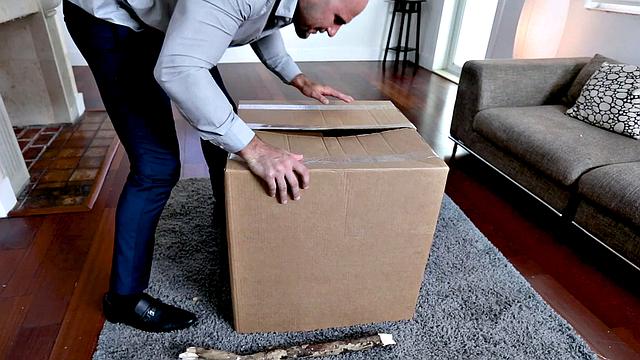 ава эден залезла к соседу и получила по полной в гостиной