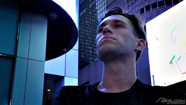 каде маддокс трахается с шэем рейнольдсом в гостиной и получает глубокий минет