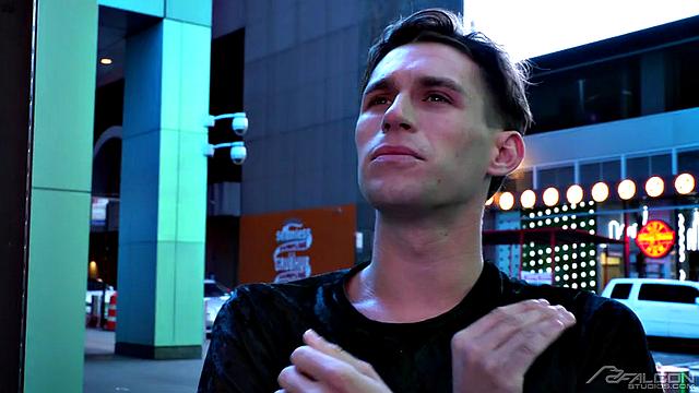 каде маддокс трахается с шэем рейнольдсом в гостиной и получает глубокий минет