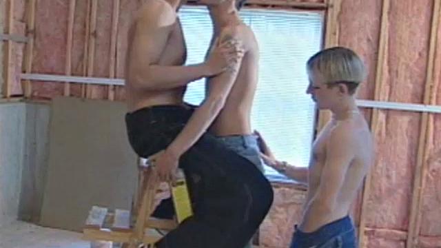 Трое парней после уборки устраивают жаркое групповое