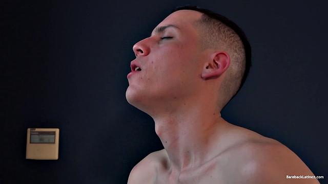 Марк и Иван устраивают страстный гей-секс с крупным членом на первом плане.