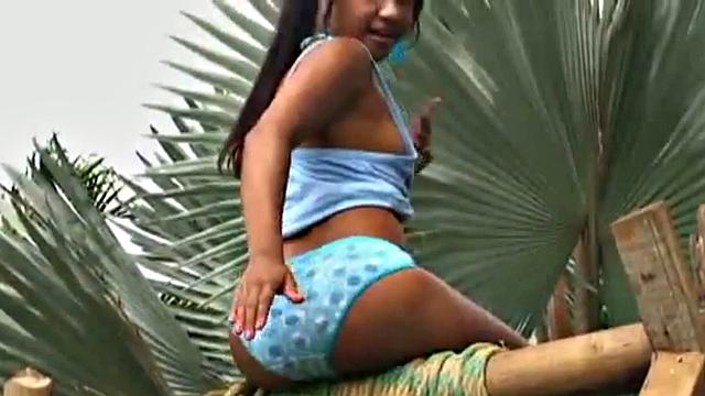 Tobie Teen Fingering Picnic Orgasm