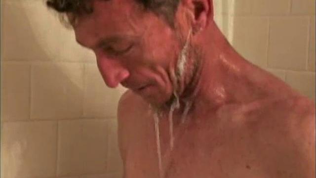 ансел дрочит и кончает на камеру