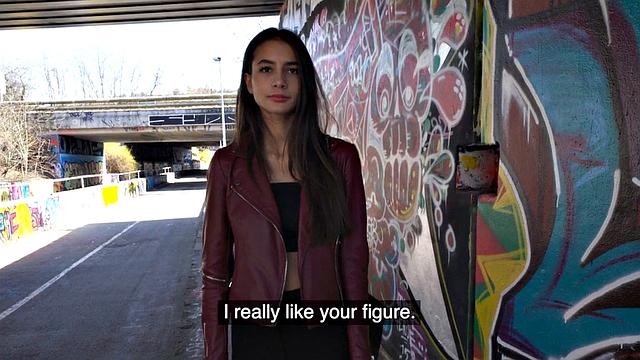 развесёлая телка в общественном сексе, умирает со смеху от большого члена