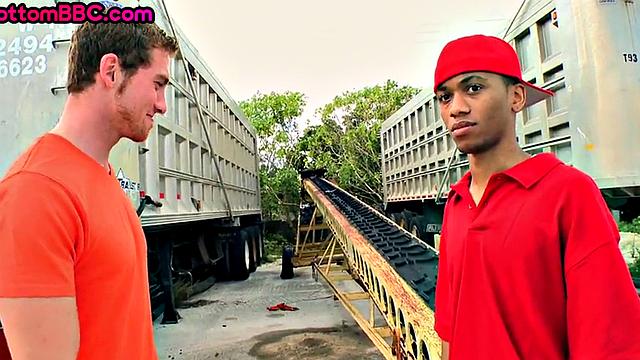 Черный качок жестко трахает парня в жопу на природе