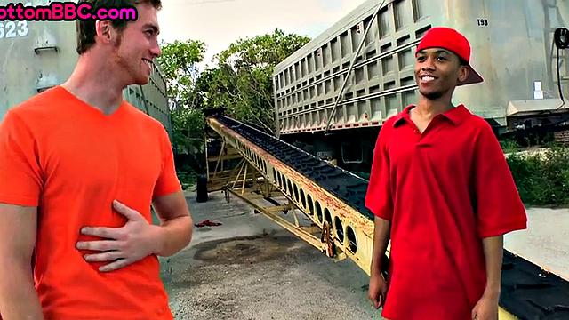 Черный качок жестко трахает парня в жопу на природе