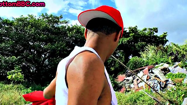 Черный качок жестко трахает парня в жопу на природе