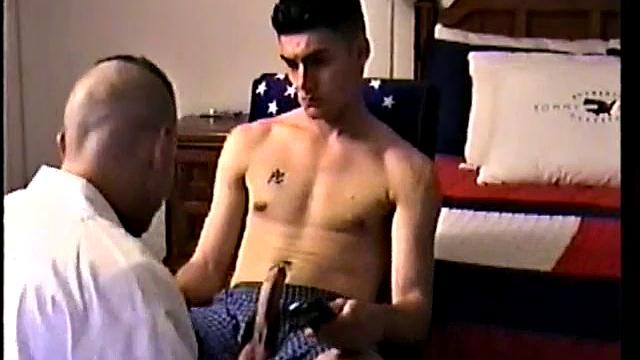 Смотри, как я дрочу Тони и довожу его до оргазма в гей-сцене.