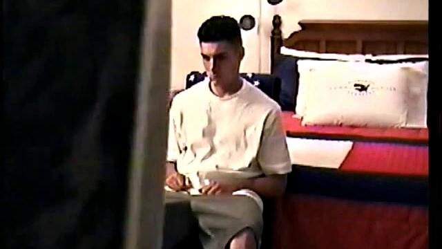 Смотри, как я дрочу Тони и довожу его до оргазма в гей-сцене.