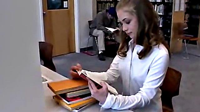 смотри, как LittleApril ласкает свою киску пальцами в соло