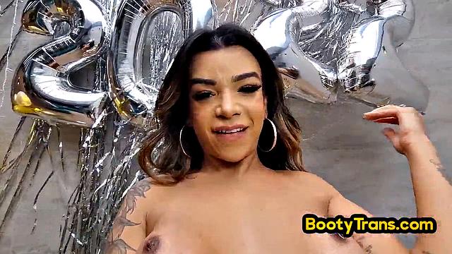 Латиноамериканская транс дрочит и принимает по полной от любовника.