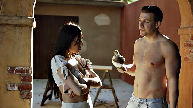 стеснительная сводная сестра трахнулась на улице, братишка шутит