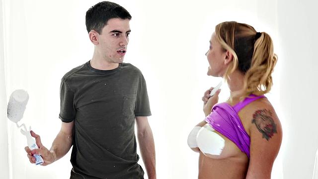 милая решила покрасить грудью, а не кисточкой