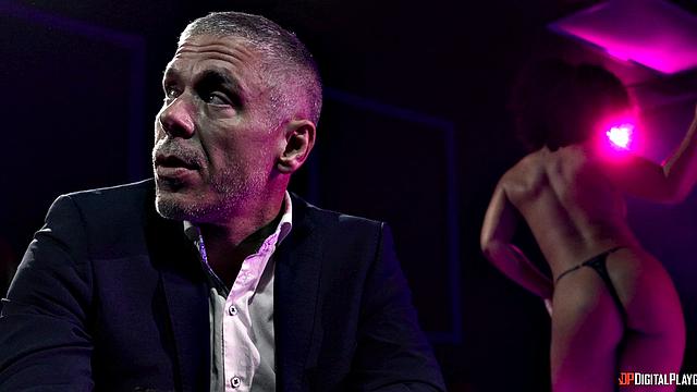 Казино кипит: две соблазнительные танцовщицы трахаются на столе