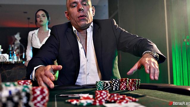 Казино кипит: две соблазнительные танцовщицы трахаются на столе