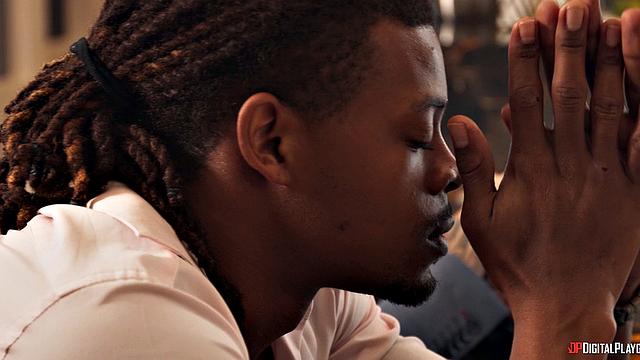 Казино кипит: две соблазнительные танцовщицы трахаются на столе