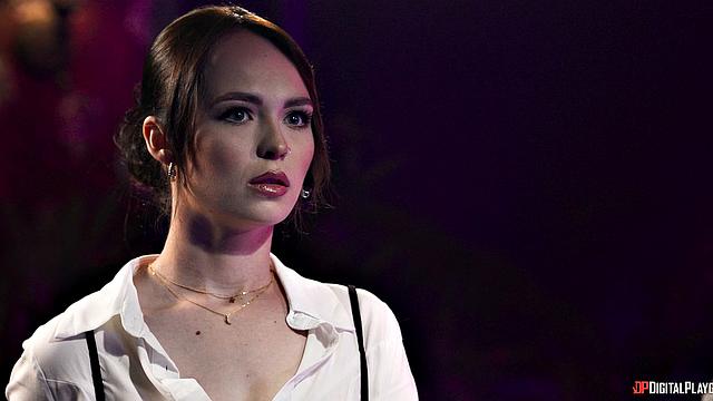 Казино кипит: две соблазнительные танцовщицы трахаются на столе